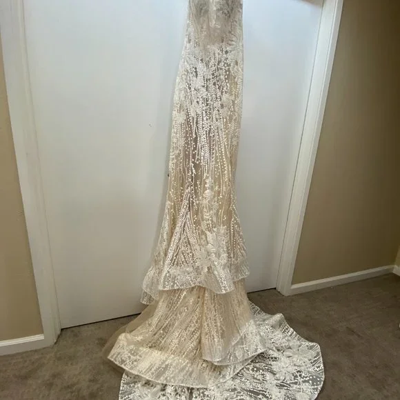 Stunning Allure Bridal Mermaid Lace Gown - Picture 3 of 9